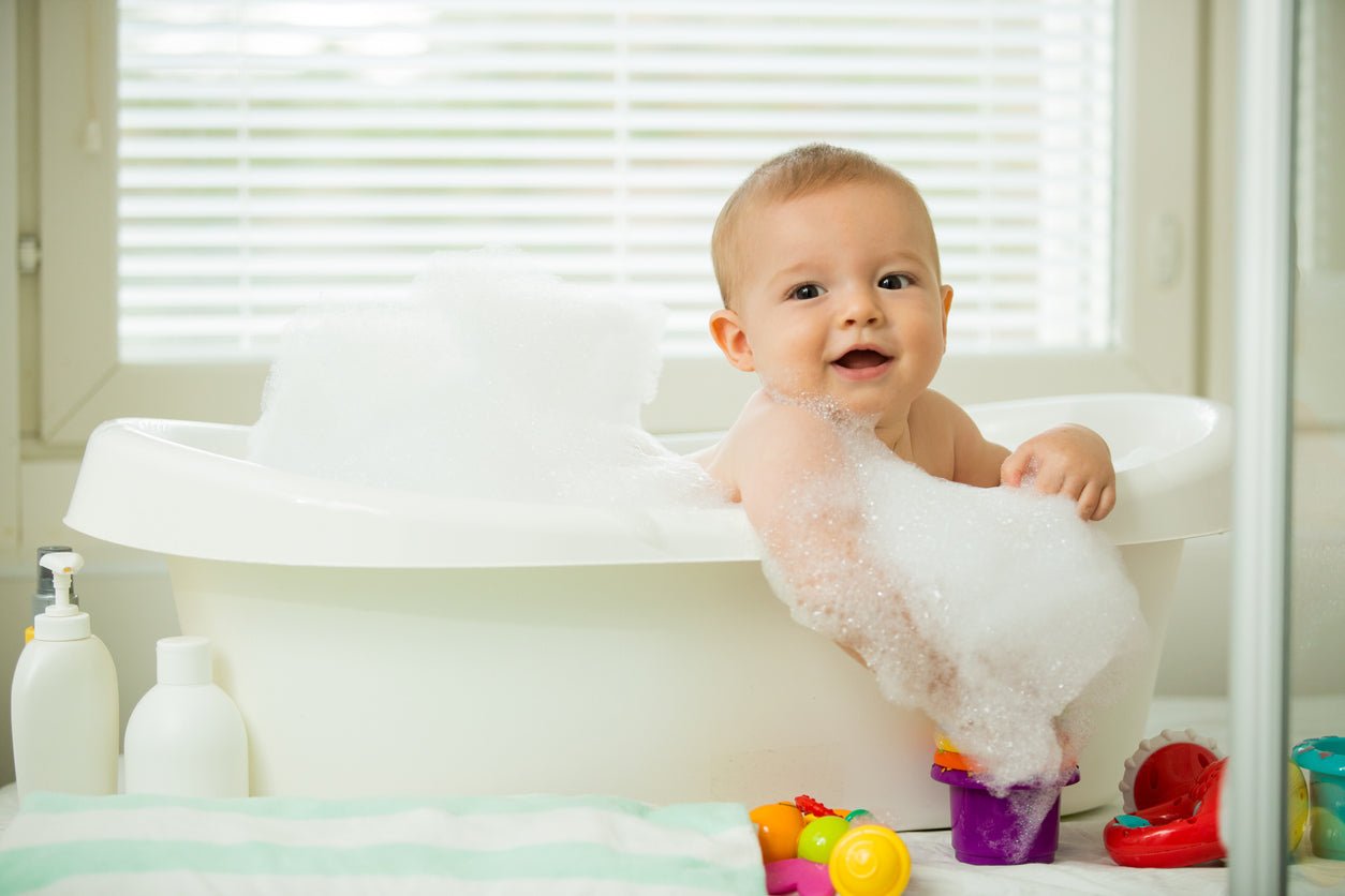 10 Tips als je baby niet graag in bad gaat - BezigeBijtjes