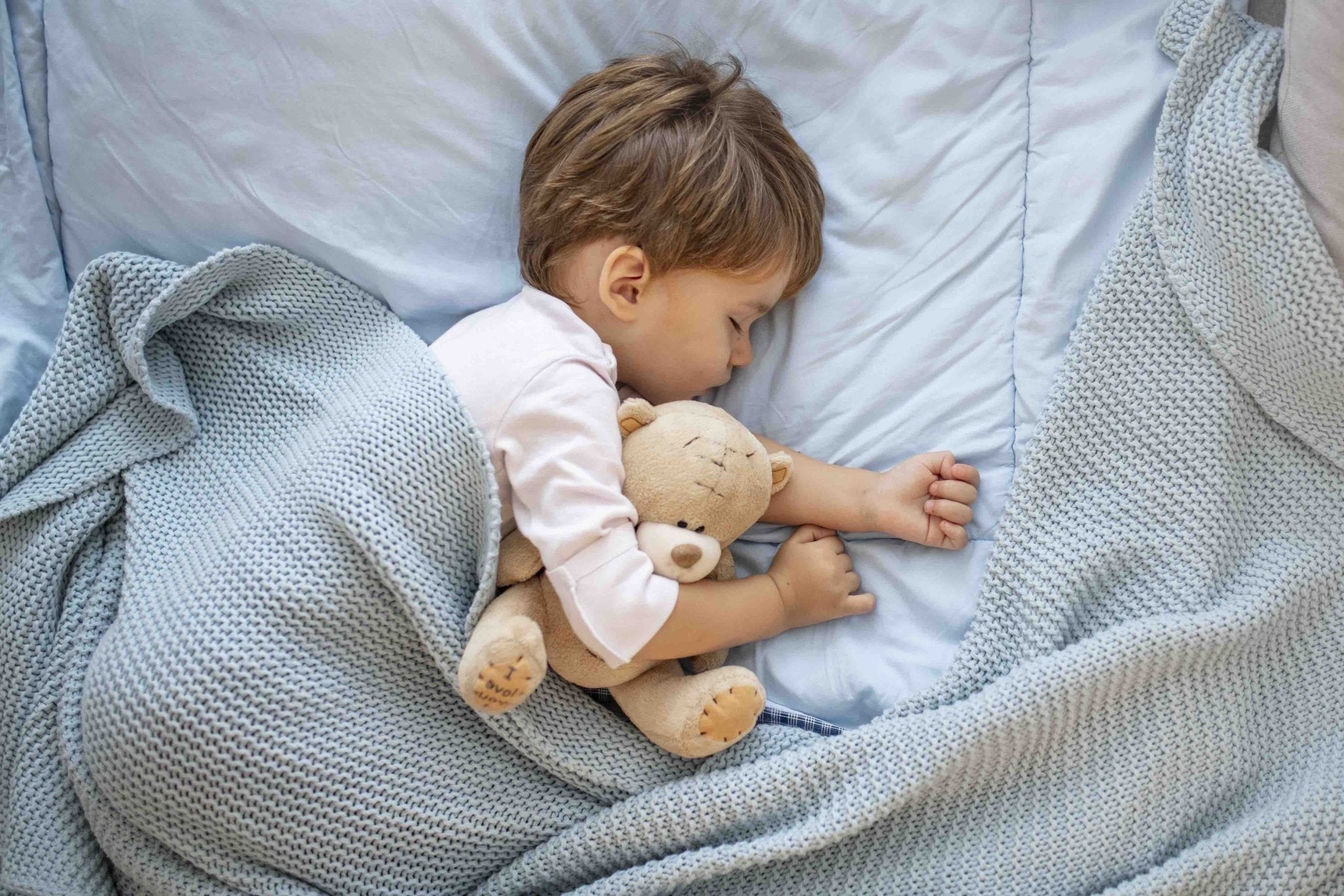 Wanneer kan je baby veilig slapen met een knuffel? - BezigeBijtjes