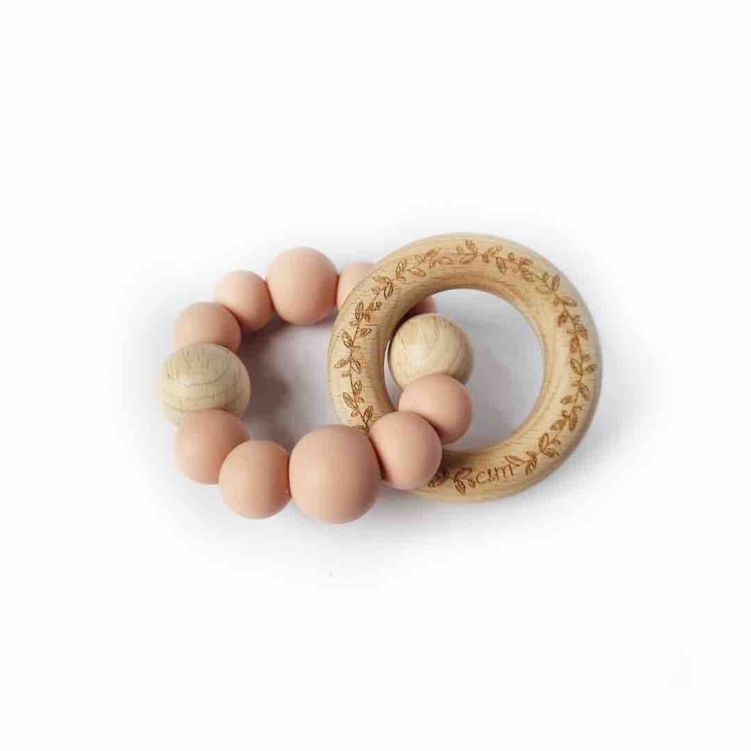 Chewies & More Engraved Leaf Rammelaar - BezigeBijtjes