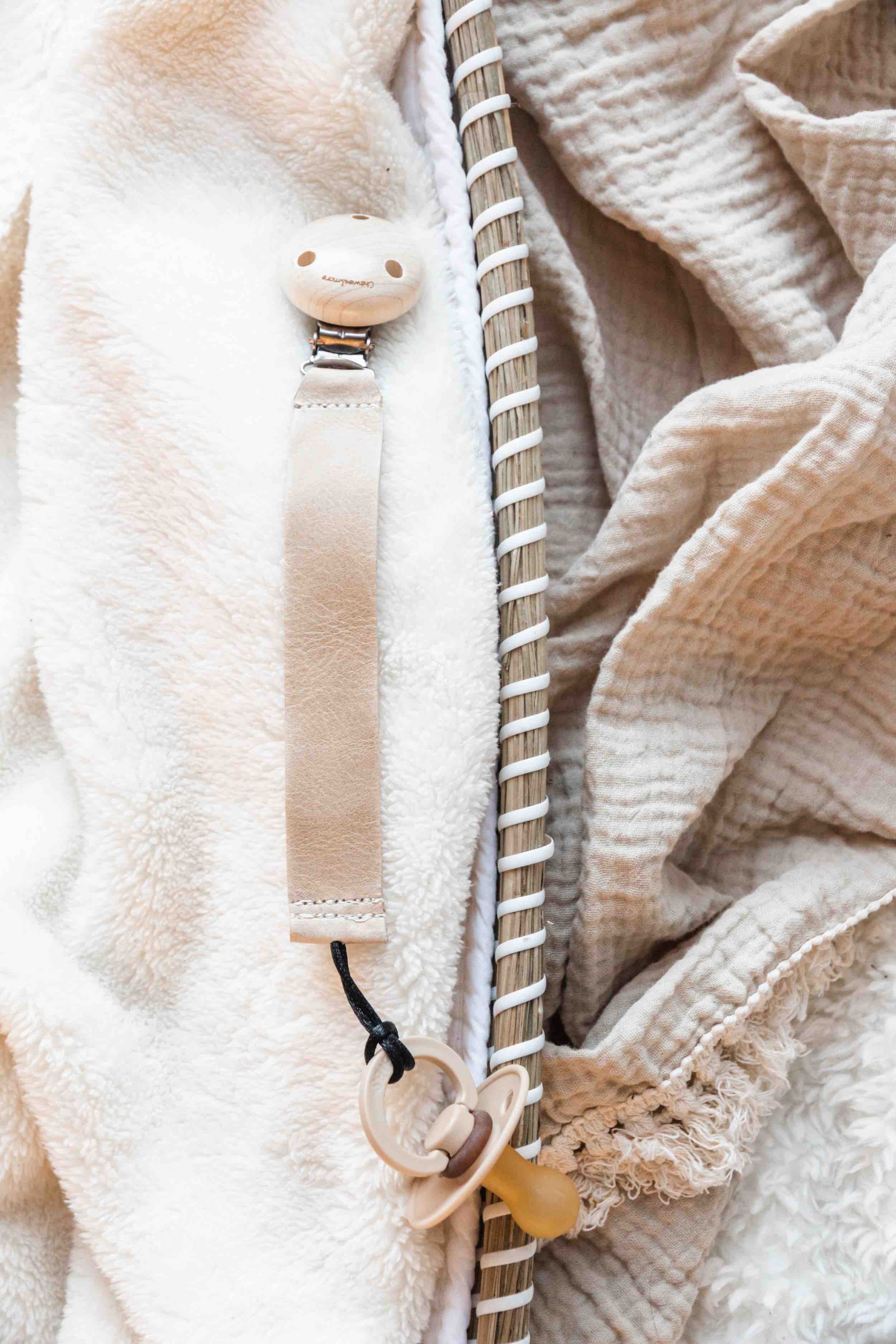 Chewies & More Leather Speenkoord - BezigeBijtjes