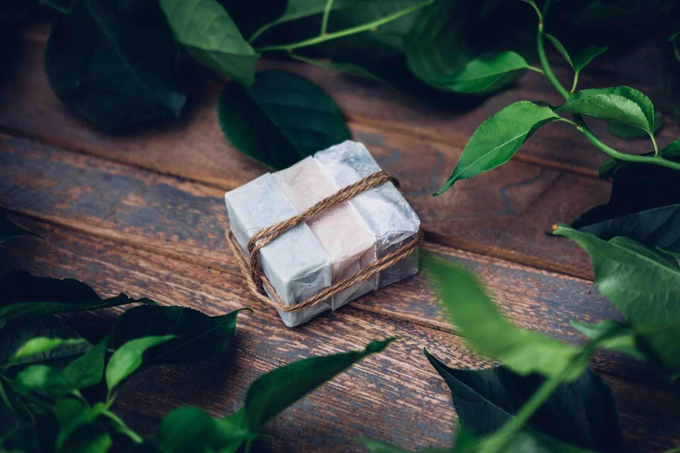 wrapped-bars-of-soap-with-twine-small - BezigeBijtjes